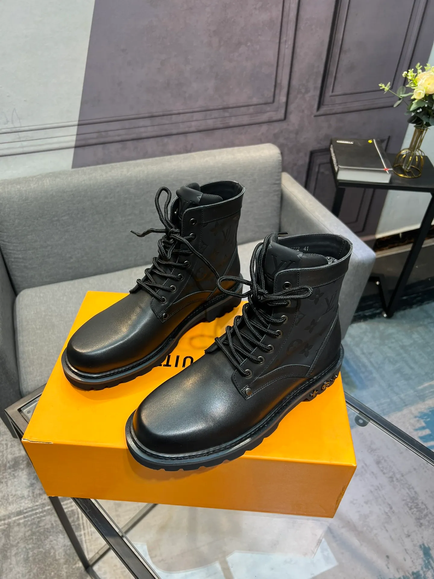 Men's shoes 💰920 L Home - the latest LV men's business casual boots, luxury and nobility are a must. They are all made of imported original first-layer cowhide, just to create a more comfortable wearing experience. ➕Top imported water-dyed full cow lining, original high wear-resistant outsole! 👏👏 Size: Male 39-44; (38 45 46 customized)